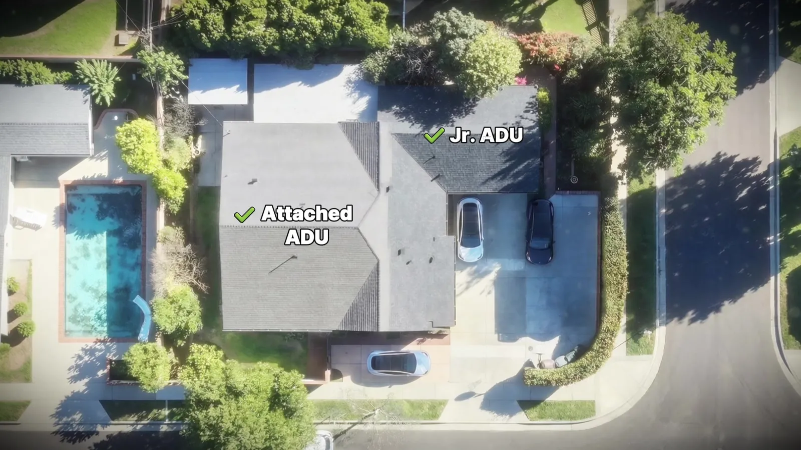 Walnut 住宅空拍，標出位於既有屋頂線內的附建 ADU 與小型 ADU
